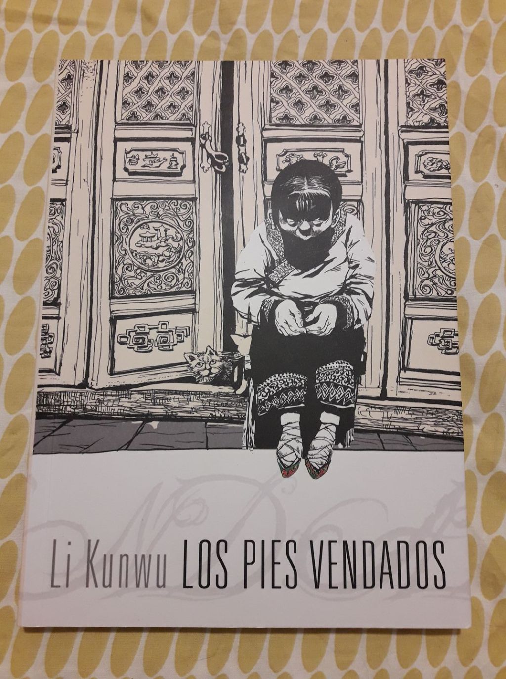 Estreno año con la novela gráfica china Los pies vendados. La primera vez que la leí­ fue a travás de un prástamo bibliotecario y me flipó tanto que cuando la terminá, me fui corriendo a comprar mi propio ejemplar.
La comentaremos el martes a la mañana en nuestro curso de Literatura Universal en&nbsp;Gizatiar.