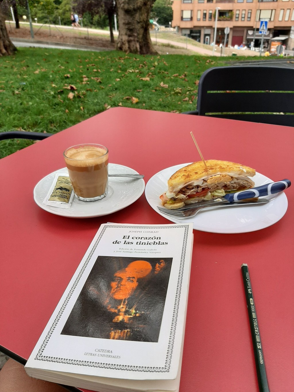 Llega septiembre y con ál recupero las buenas costumbres, el despacho y las (re)lecturas. 
Hoy estoy con #elcorazondelastinieblas de #josephconrad, que será la primera sesión de nuestro club de lectura de la&nbsp;#kulturleioa.