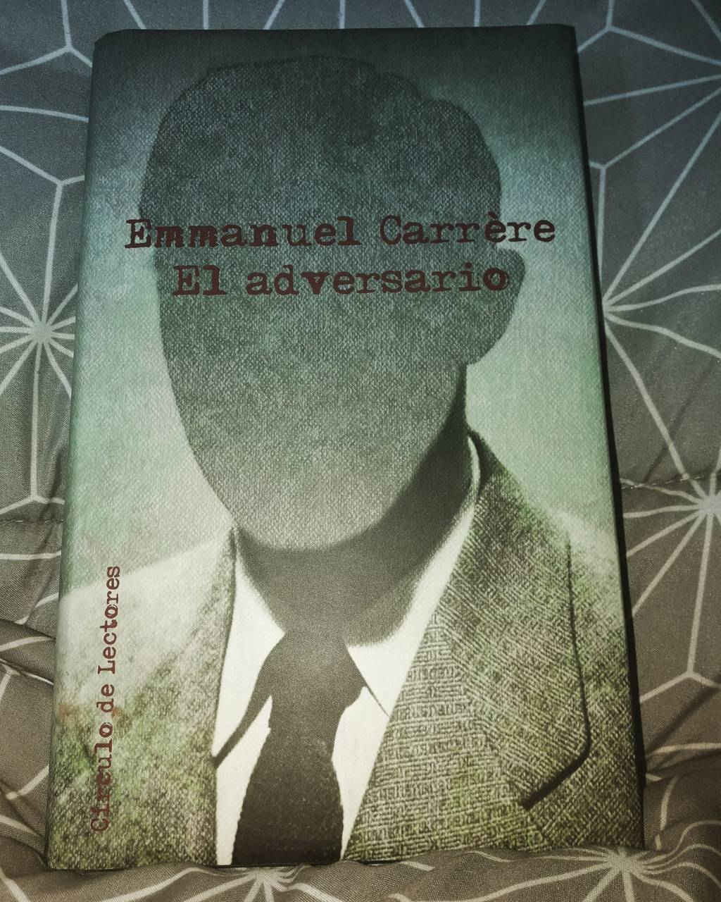 «La mañana del sábado 9 de enero de 1993, mientras Jean-Claude Romand mataba a su mujer y a sus hijos, yo asistí­a con los mí­os a una reunión pedagógica en la escuela de Gabriel, nuestro hijo primogánito. Gabriel tení­a cinco años, la edad de Antoine Romand. Luego fuimos a comer con mis padres, y Romand a casa de los suyos, a los que mató despuás de la comida. […] El miárcoles por la mañana leí­ el primer artí­culo de Libáration dedicado al asunto&nbsp;Romand.»