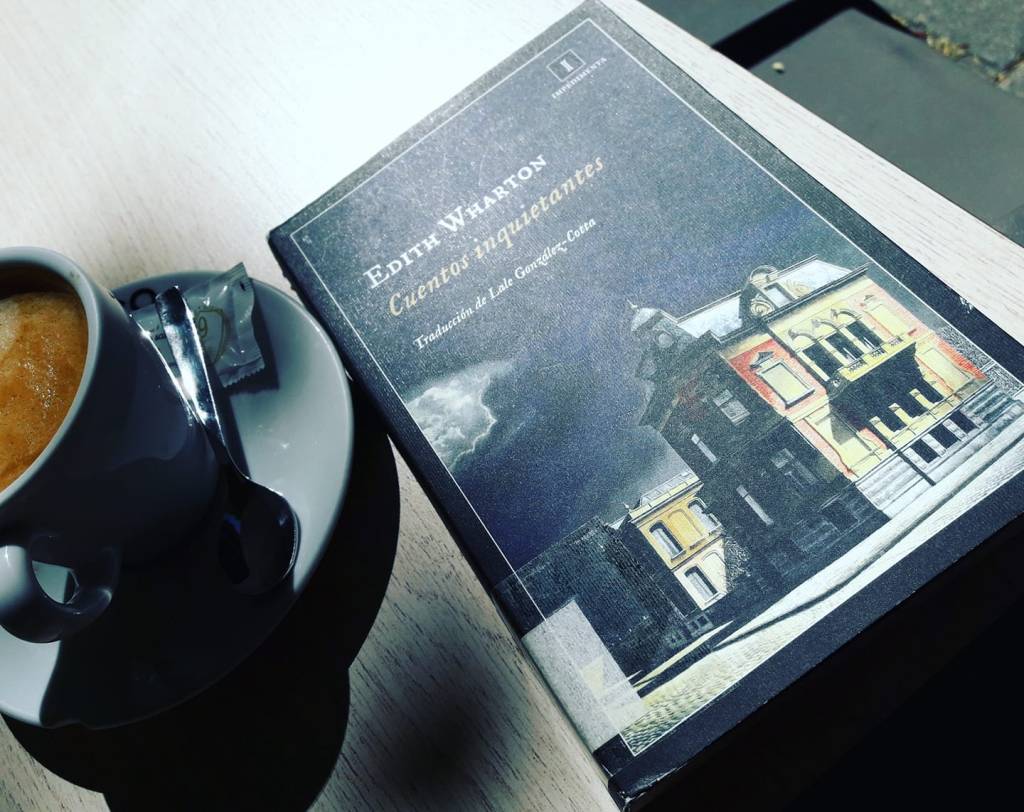 Eligiendo relato para leer en&nbsp;clase.