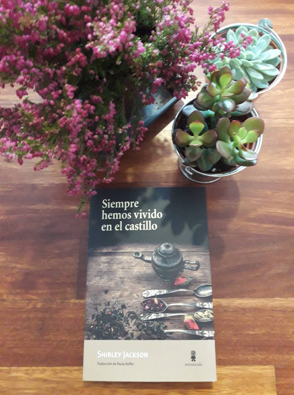 Estoy tuerta, pero soy una yonki, así­ que anoche no pude evitar empezar a leer el otro regalito que me he hecho por mi cumple (tambián llegó ayer ð). Así­ que aquí­ estoy, enganchada a esta historia genialmente escrita a la que hace mucho tiempo le tení­a ganas. Será otra de las lecturas de nuestro curso de Gizatiar y, por supuesto, la veremos en Escritoras del&nbsp;mundo.