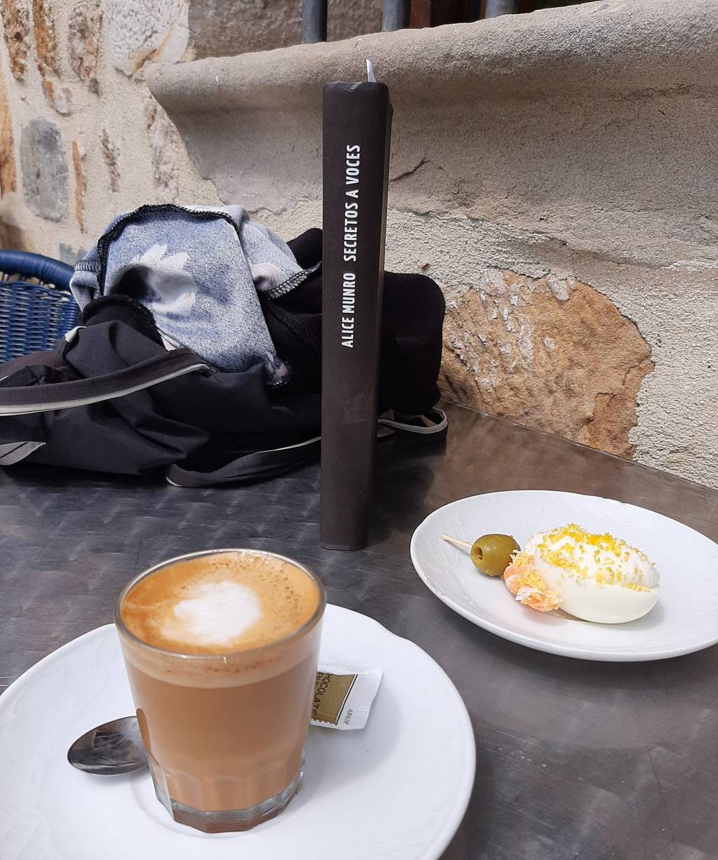 Un curso extraño, por el que no daba un duro, en el que al final he trabajado más que nunca, he estrenado clubes de lectura, lo cierro montando otro para octubre, nuevos talleres, las clases de siempre… Maravilla.
Mañana decimos adiós a los clubes de Leioa hasta octubre. Y lo hacemos con este libro de relatos de Alice Munro que, cada vez que leo (y lo he leí­do un puñado de veces), me mola&nbsp;más.