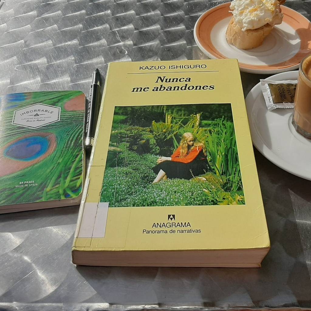 Ayer volvimos, por cuarto año consecutivo, a uno de esos lugares que ya son hogar, el Teatro Barakaldo. Dimos comienzo al club de lectura Libre de Libreramente 2023-2024. Lo hicimos en plan fuertecito, con Nunca me abandones, del Premio Nobel Ishiguro, publicada por Anagrama.
Hubo risas, abrazos, sorteo de un montón de libros, opiniones afines y no… Vamos, lo que viene siendo un club de lectura brutal con 50 personas deseosas de aprender y compartir.
El curso viene potente. El mes que viene nos visitará Azahara Alonso para hablar de su Gozo y todaví­a nos quedan un montón de sorpresas más por desvelar.
Gracias, como siempre, a todas las chicas del club, me dais la vida, aunque tambián me dais más miedo que un nublao. ð
Gracias especiales a Esti, que me facilita la vida un montón. ð
Gracias, Enya, por esta bendita locura que comenzamos en un momento en el que parecí­a que todo se iba al carajo. Lo que hemos crecido, comadre, y lo que nos queda.&nbsp;ð