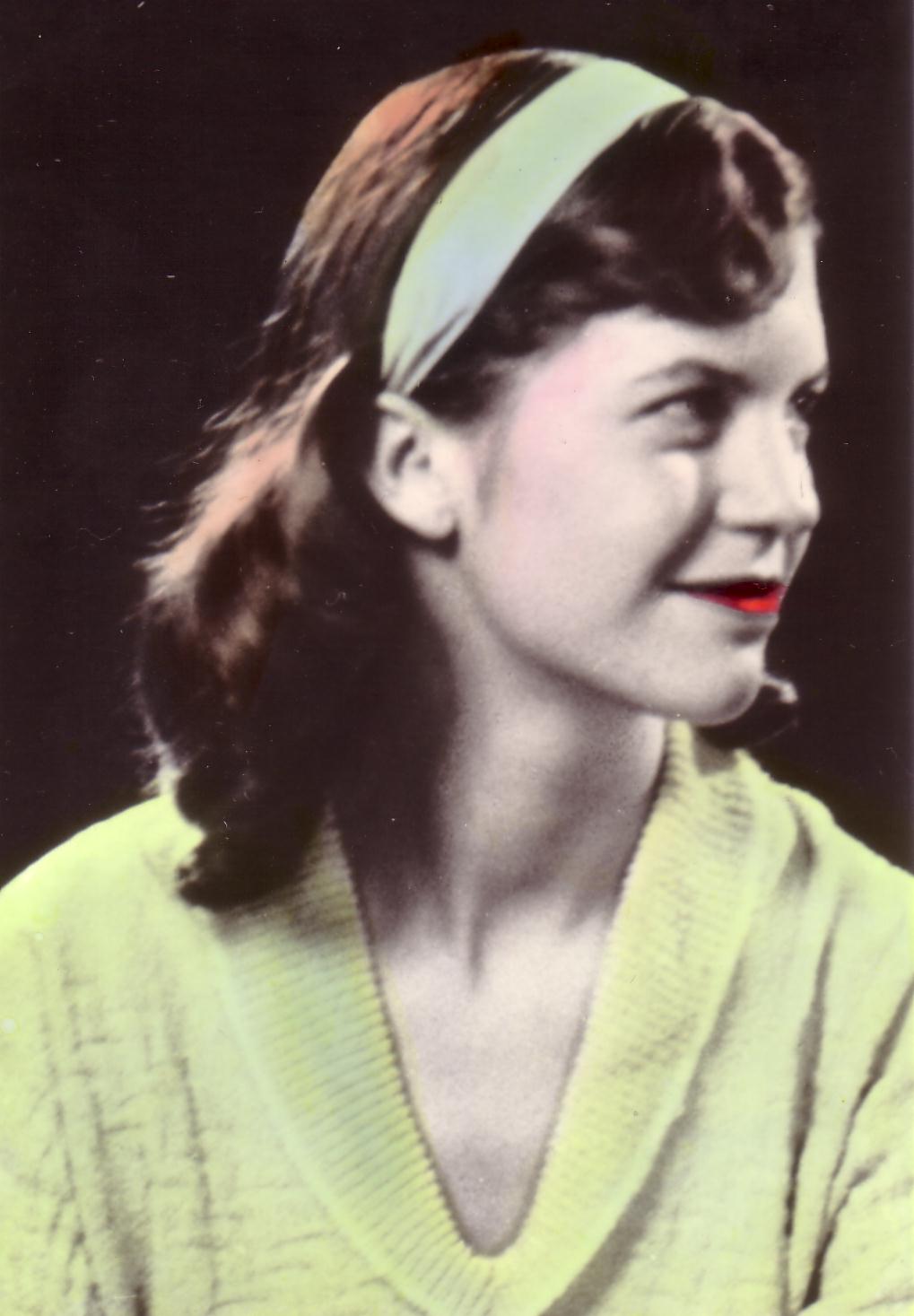 ¡Feliz Dí­a de la Poesí­a! <3 

Lady Lazarus
(Sylvia Plath) 

Lo lográ otra vez,
Me las arreglo â
Una vez cada diez años.
Especie de fantasmal milagro, mi piel
Brillante como una pantalla nazi,
Mi diestro pie
Es un pisapapel,
Mi rostro un fino lienzo
Judí­o y sin rasgos.
Descascara la envoltura
Oh, mi enemigo,
Â¿Aterro acaso? â
Â¿La nariz, las cuencas vací­as, los dientes?
El apestoso aliento
Se desvanecerá en un dí­a.
Pronto, muy pronto, la carne
Que la tumba devoró
Se sentirá bien en mí­
Y yo una mujer que sonrí­e.
Tengo sólo treinta años.
Y como gato he de morir nueve veces.
Esta es la Número Tres.
Quá desperdicio
Eso de aniquilarse cada dácada.
Quá millón de filamentos.
La multitud mascando maní­ se agolpa
Para verlos.
Cómo me desenvuelven la mano, el pie â
El gran desnudamiento.
Damas y caballeros.
Estas son mis manos
Mis rodillas.
Soy tal vez huesos y pellejo.
Sin embargo, soy la misma, idántica mujer.
La primera vez que sucedió tení­a diez.
Fue un accidente.
La segunda vez pretendí­
Superarme y no regresar jamás.
Oscilá callada.
Como una concha marina.
Tení­an que llamar y llamar
Recoger mis gusanos como perlas pegajosas/
Morir
Es un arte, como cualquier otra cosa.
Yo lo hago excepcionalmente bien.
Lo hago para sentirme hasta las heces.
Lo ejecuto para sentirlo real.
Podemos decir que poseo el don.
Es bastante fácil hacerlo en una celda.
Muy fácil hacerlo y no perder las formas.
Es el mismo
Retorno teatral a pleno dí­a
Al mismo lugar, mismo rostro, grito brutal
Y divertido:
 Milagro!â
Que me liquida.
Luego una carga a fondo
Para ojear mis cicatrices, y otra
Para escucharme el corazón â
De verdad sigue latiendo.
Y hay otra y otra arremetida grande
Por una palabra, por tocar
O por un poquito de sangre
O por unos cabellos o por mi ropa.
Bien, bien, está bien Herr Doktor.
Bien. Herr Enemigo.
Yo soy vuestra obra maestra,
Su pieza de valor,
La bebá de oro puro
Que se disuelve con un chillido.
Me doy vuelta y ardo.
No creas que no valoro tu gran cuidado.
Ceniza, ceniza â
Ustedes atizan, remueven.
Carne, hueso, nada queda 00
Una barra de jabón,
Una alianza de bodas.
Un empaste de oro.
Herr Dios, Herr Lucifer
Cuidado.
Cuidado.
Desde las cenizas me levanto
Con mi cabello rojo
Y devoro hombres como el&nbsp;aire.

1965