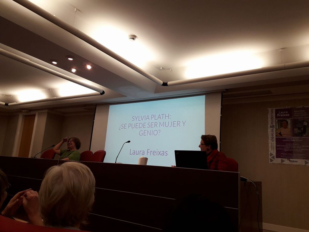 Hoy mis alumnas y yo hemos ido a una conferencia que ha dado Laura Freixas sobre Sylvia Plath. Despuás hemos tomado algo y hemos seguido charlando sobre esta grandí­sima poeta, con Laura, con Josune Muñoz de Skolastika (a quien podáis ver tambián en la foto), la escritora Miren Agur Meabe y otras maravillosas mujeres. 
Siempre es un placer oí­r a mujeres tan inteligentes y&nbsp;formadas.