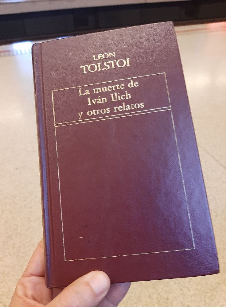 Hemos dedicado la mañana a nuestro amigo Tolstoi en el taller de lectura crí­tica de Libreramente. Lujazo de asistentes, quá buenas lectoras son.&nbsp;ð