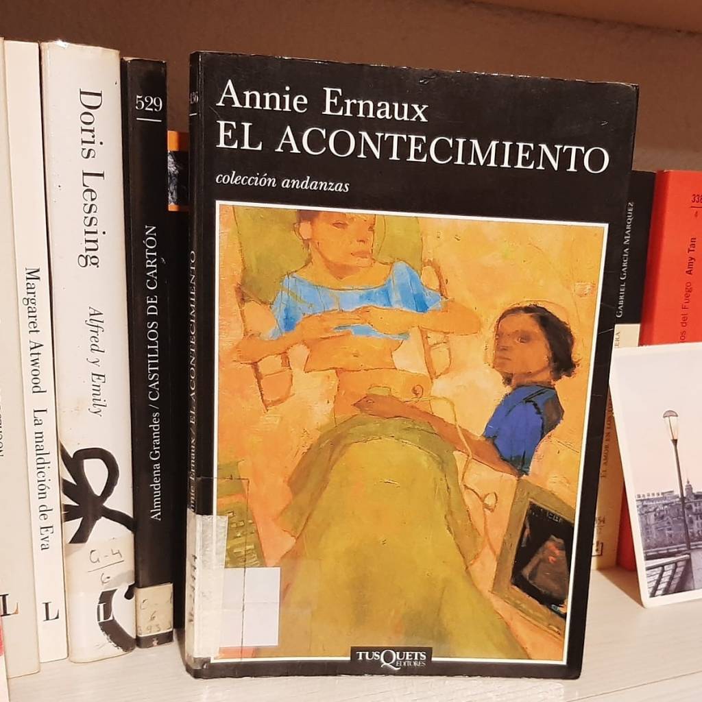 El acontecimiento fue el primer libro que leí de Annie Ernaux hace unos quince años. Flipá. Me metió un viaje increíble. Me deslumbró su discurso en todos los aspectos. Pensá que yo quería escribir así. Daría una mano por escribir así. ð
Empecá a leer a Annie Ernaux y no he parado hasta el día de hoy.