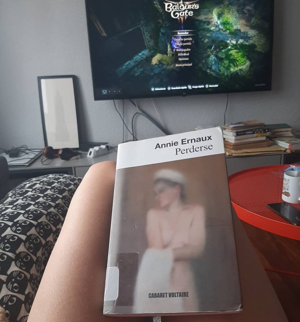 Diferentes formas de perderse.
«Es verdad que un hombre joven en la cama le hace a una olvidar la edad y el tiempo. Esa necesidad de hombre, que es tan terrible, próxima al deseo de la muerte, a mi aniquilación, hasta cuándo…»
Perderse, de Annie Ernaux. Publicado por @cabaretvoltaire_ed. Traducido por @lydia.vazquez.68.