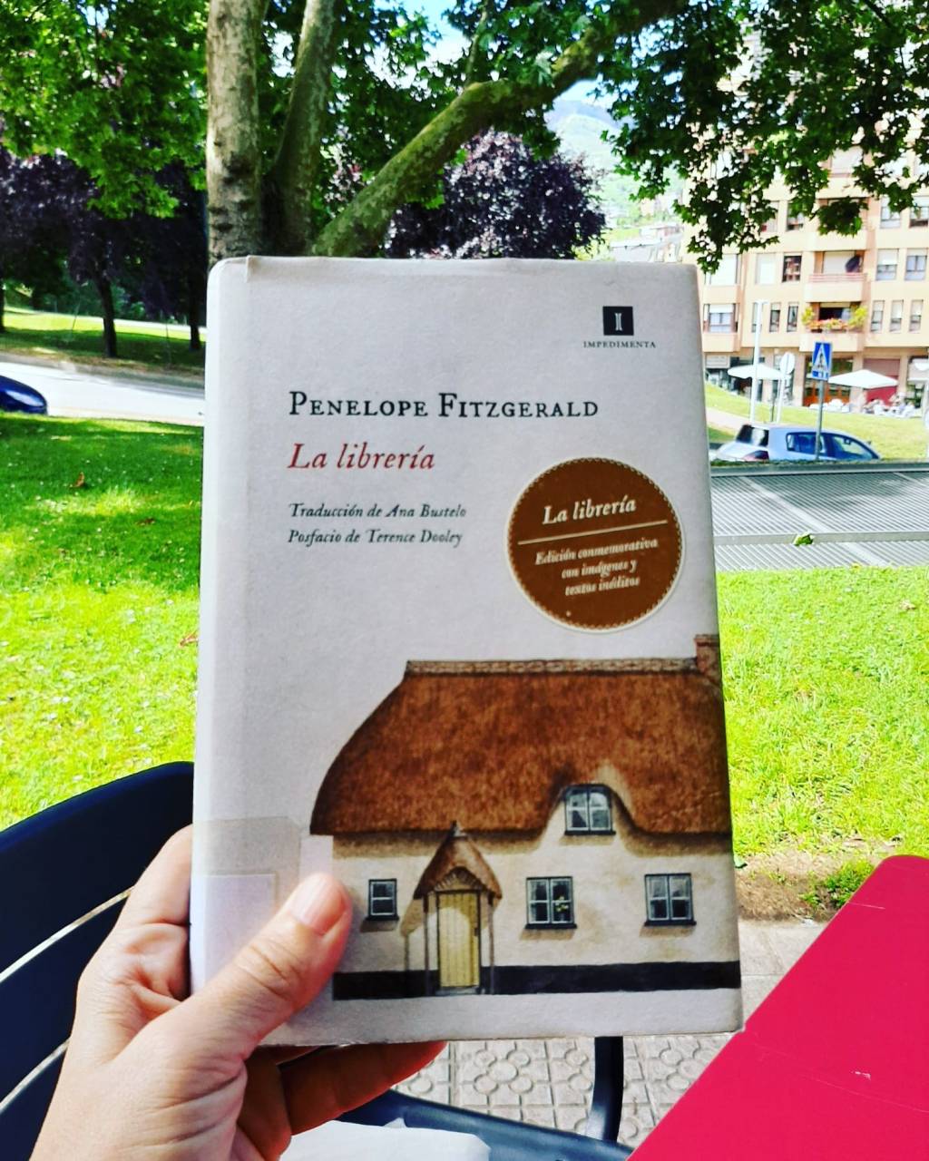 El miárcoles pasado estuvimos en Santurtzi hablando de esta novelita de Penelope Fitzgerald. Agradable, fácil de leer. Quizás un tanto insulsa. Este club es heredado y yo no he seleccionado los libros. La verdad es que creo que no habrí­a elegido este libro para este grupo en concreto. Es una novela que se queda corta para lectores experimentados. Las chicas opinaban lo mismo que yo. No obstante, pasamos un buen rato y analizamos a fondo la&nbsp;novela.