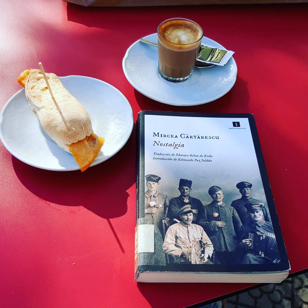 Llevamos tres semanas estudiando a CÄrtÄrescu en el taller de lite de Gizatiar.
La opinión general es que nos aburre entre bastante y mucho este señor, pero por otro lado nos fascina cómo escribe. Así­ de ambiguas somos tambián&nbsp;nosotras.