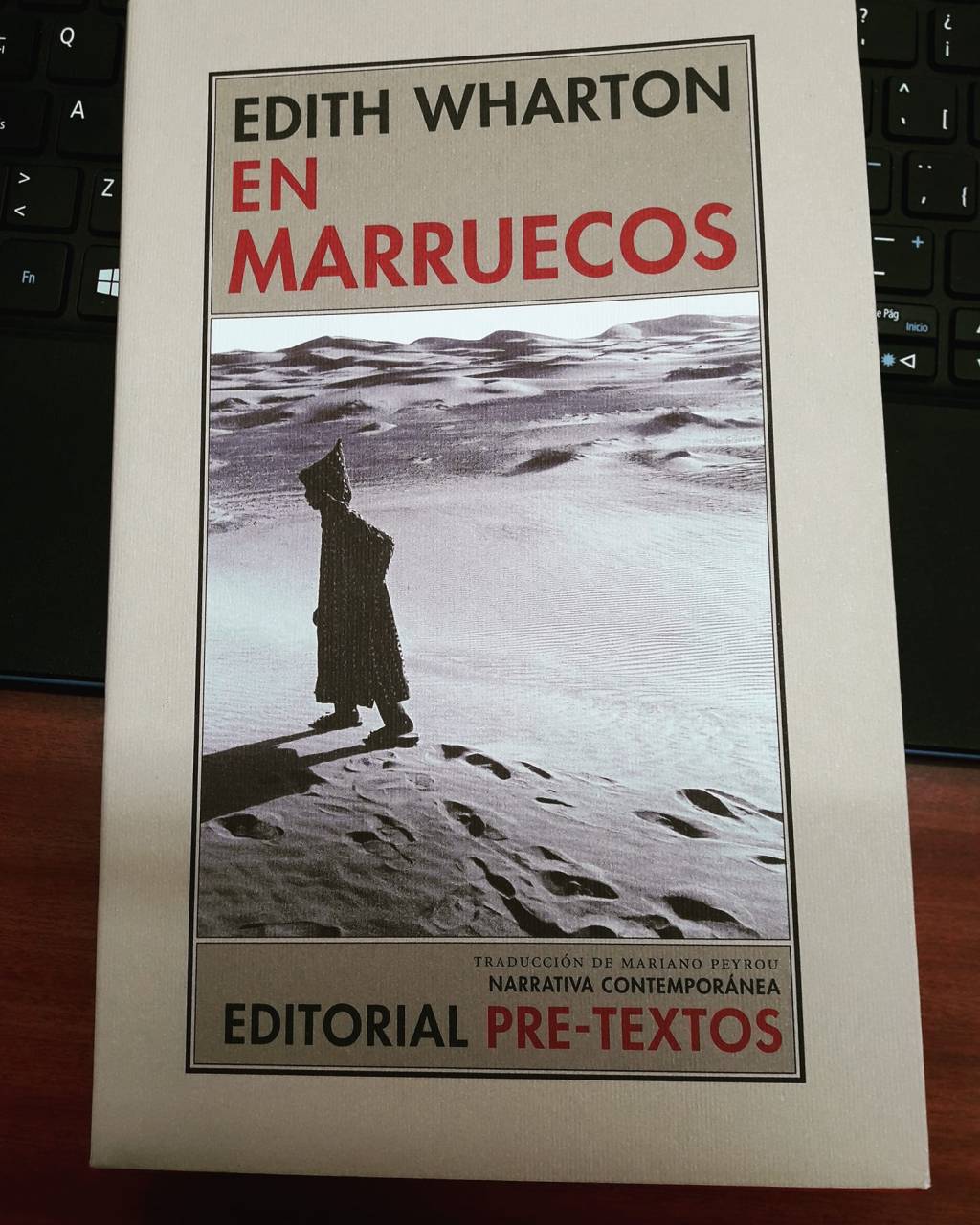 Como estoy con la Wharton (otra vez, una no se aleja nunca demasiado de la Wharton) y soy así­ (para quá tratar de engañarme), he decidio releer En Marruecos. Y aquí­ estoy, sintiendo el dolor de la nostalgia de cada pedacito de corazón que dejá por todo ese paí­s.
Volverá a recorrer esas carreteras, esas ví­as de tren. Subirá de nuevo las grandes dunas con mis pies descalzos. Paseará por alguna kasbah hasta encontrar quien me invite a un tá y me cuente sus historias. Regateará por las más bellas joyas de alpaca bereber durante horas. Me perderá por sus medinas y makbaras.&nbsp;Volverá.