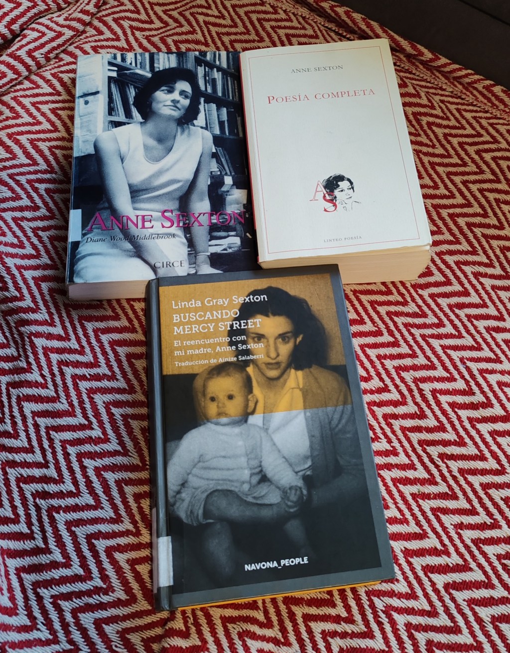 Nuestro ciclo de autoras suicidas va llegando a su fin. Hoy hemos hablado de las poetas confesionales Sylvia Plath y Anne Sexton (y de Assia Wevill y Ted Hughes, por supuesto).&nbsp;