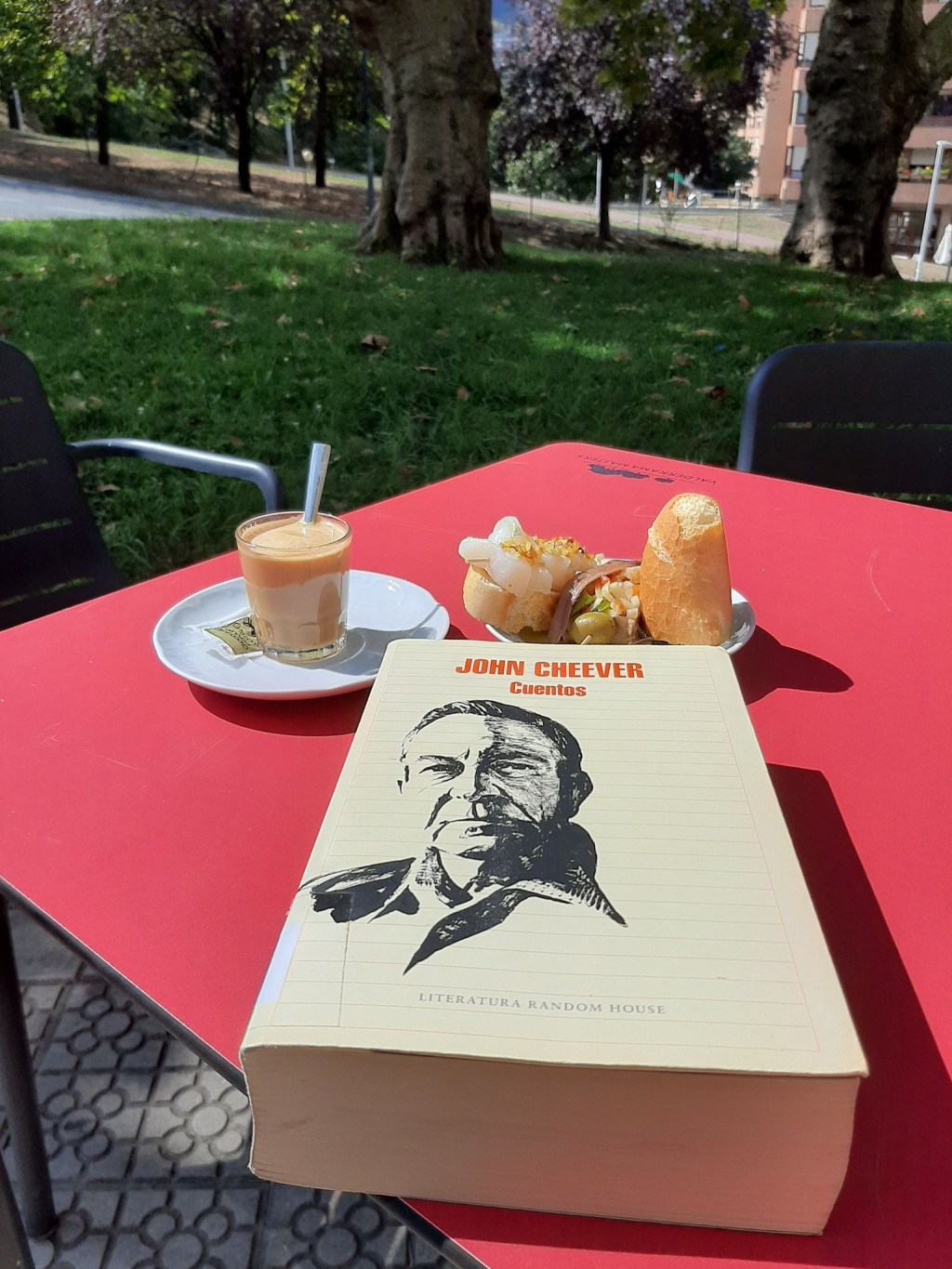 Otra dura mañana de despacho… Preparando el taller de lectura crí­tica de Libreramente. Empezaremos analizando «El nadador», «Adiós, hermano mí­o» y «El marido rural», tres magní­ficos relatos del genial&nbsp;Cheever.