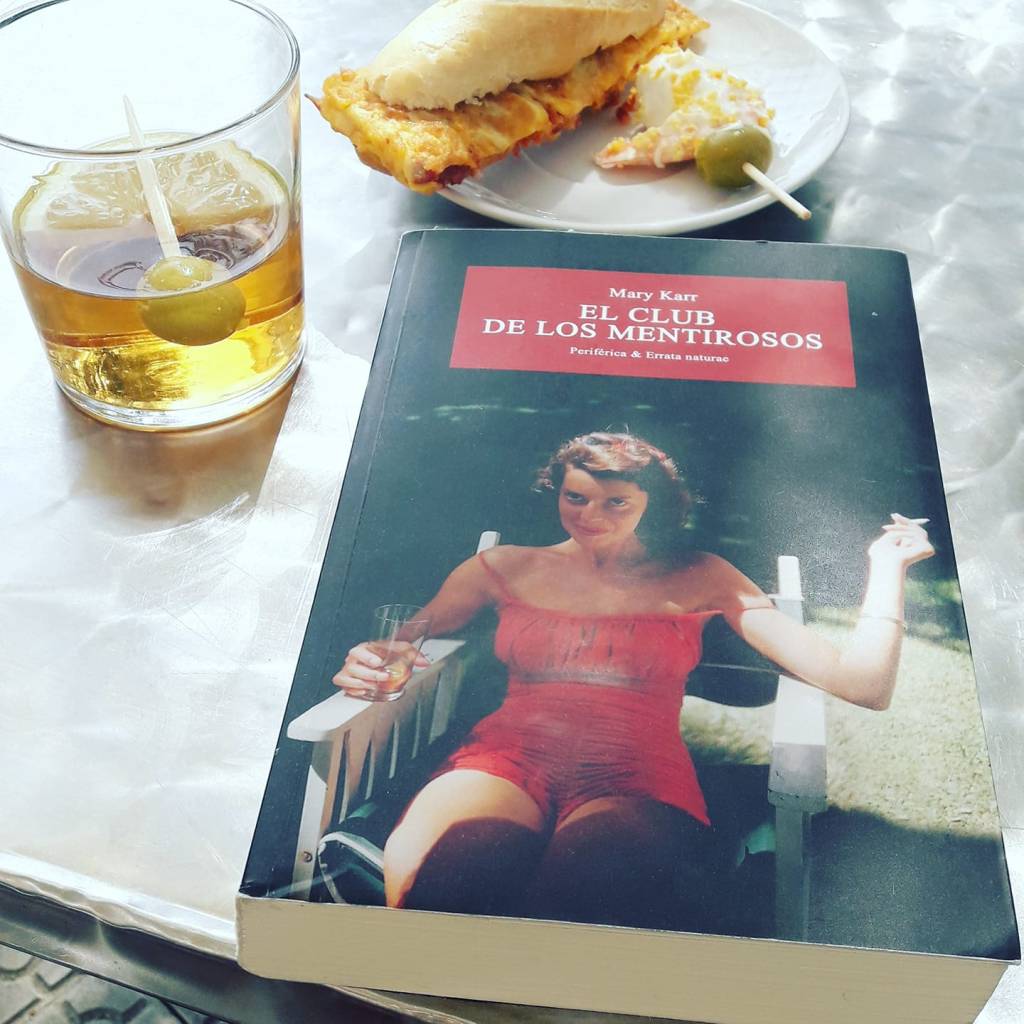 Releo con gran placer El club de los mentirosos, joyita genialmente traducida por Regina López Muñoz.
En su dí­a lo comentamos en el club feminista de La Tribu.
Esta vez, estrenamos con ál un nuevo curso en el club de lectura de la biblio municipal de Leioa.&nbsp;ð