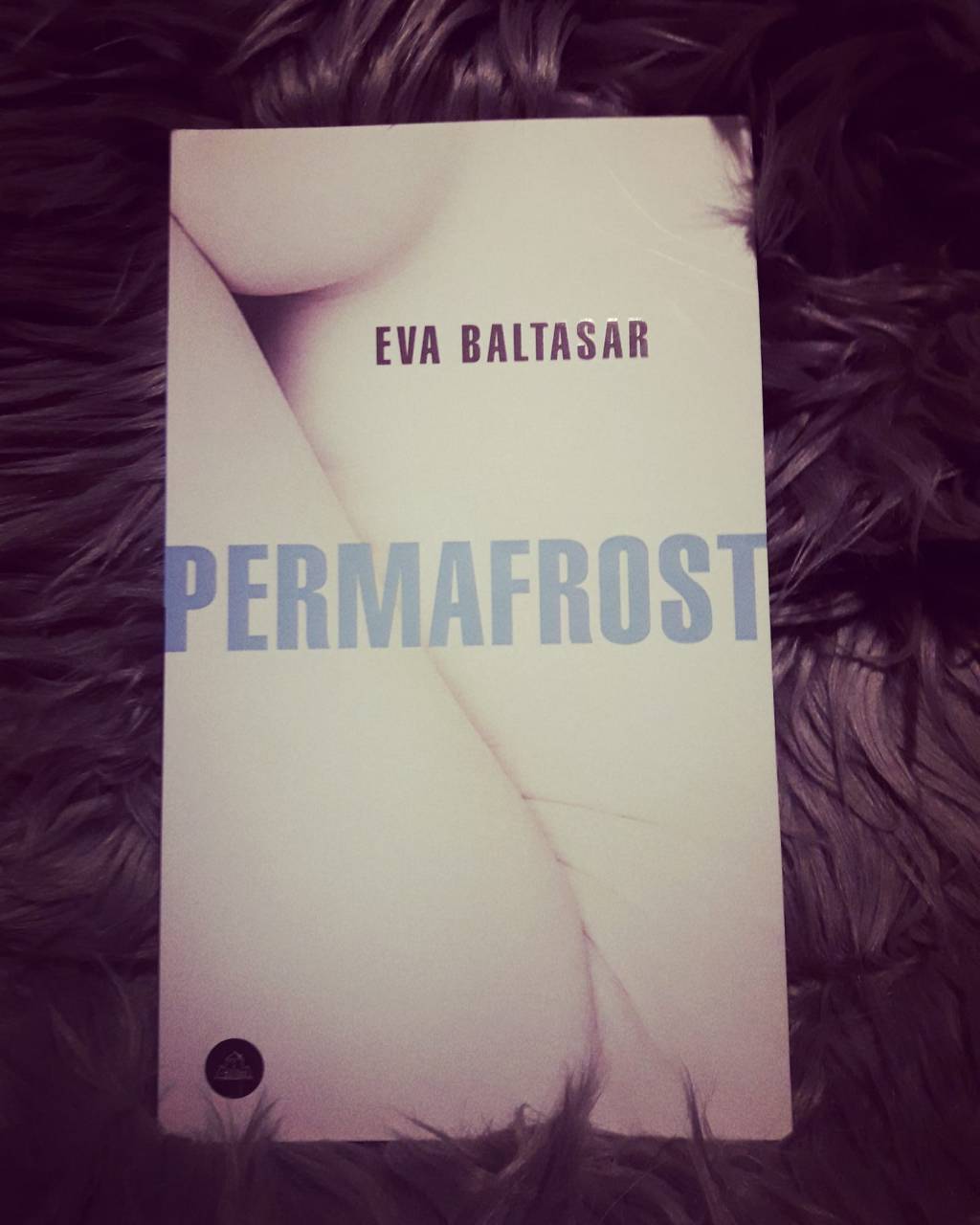 Ya casi jueves. Momento ideal para empezar una lectura nueva.
«El permafrost es esa capa de la tierra permanentemente congelada y es tambián la membrana que cubre a la protagonista de esta novela. Escrita en primera persona, nos presenta a una mujer en etapa de formación que se protege del exterior, que percibe la superficialidad en todo cuanto la rodea y huye de un entorno que nada tiene que ver con su manera de entender la vida: una madre obsesionada con la salud, omnipresente y controladora, y una hermana que afronta su existencia convencional con medicación y un positivismo irritante. La protagonista, que siente pulsiones suicidas, no permite que nadie se le acerque demasiado, pero al mismo tiempo se entrega con intensidad al sexo con otras mujeres, la literatura y el arte. El pulso entre el hedonismo, los placeres más carnales y la muerte es constante en esta novela, así como el tono mordaz de una protagonista que nos gana con su inteligencia y su humor negrísimo desde la primera página.
Repleto de imágenes poáticas, contundentes y muy físicas, este carácter tan palpable del texto no es gratuito en una novela que nos habla del cuerpo, del sexo, del yo; una obra aguda y directa que reivindica la libertad femenina en el placer y en la soledad.
Eva Baltasar inicia con Permafrost un tríptico de protagonistas femeninas que quiere explorar distintas etapas en la vida de las mujeres.»