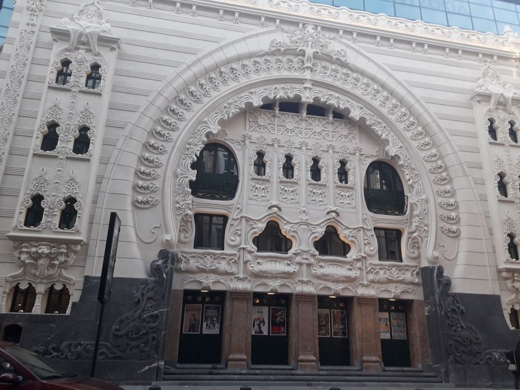 Hoy mis chicas de Gizatiar me traen al teatro Campos Elí­seos a ver Las Bacantes de Eurí­pides.&nbsp;<3