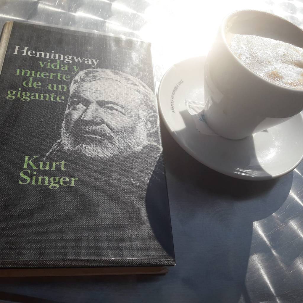Ando leyendo esta terrible biografí­a. Se ve que es terrible sólo con el tí­tulo. Si ya me caí­a mal Hemingway antes de leer esto, ahora ni os cuento. El texto es horrorosamente misógino. Me consuelo pensando que es del año 62 y que hoy en dí­a no se escribirí­a ni publicarí­a algo así­ (ya sá que es mentira, no me jodáis el&nbsp;consuelo).