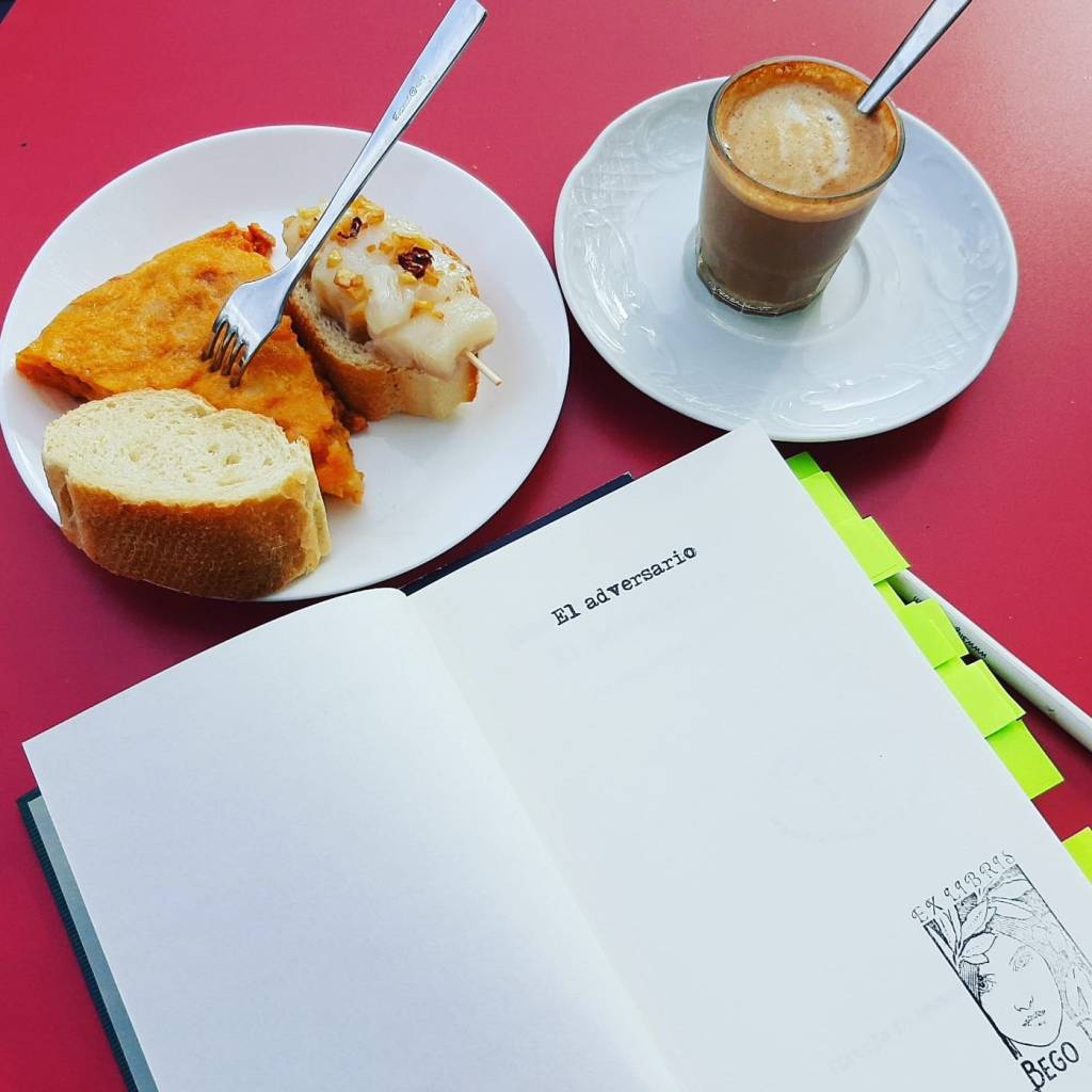 Ayer en Santurtzi le dimos un buen repaso a El adversario de Emmanuel Carrí¨re. Es un libro que me sigue atrapando, da igual las veces que lo&nbsp;lea.