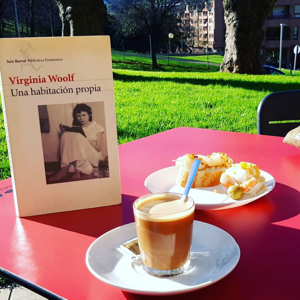 He empezado el año en mi lí­nea. Releyendo, porque la semana que viene volveremos a hablar de este ensayo de la Woolf en las clases del ayunta y en el club de&nbsp;Santurtzi.