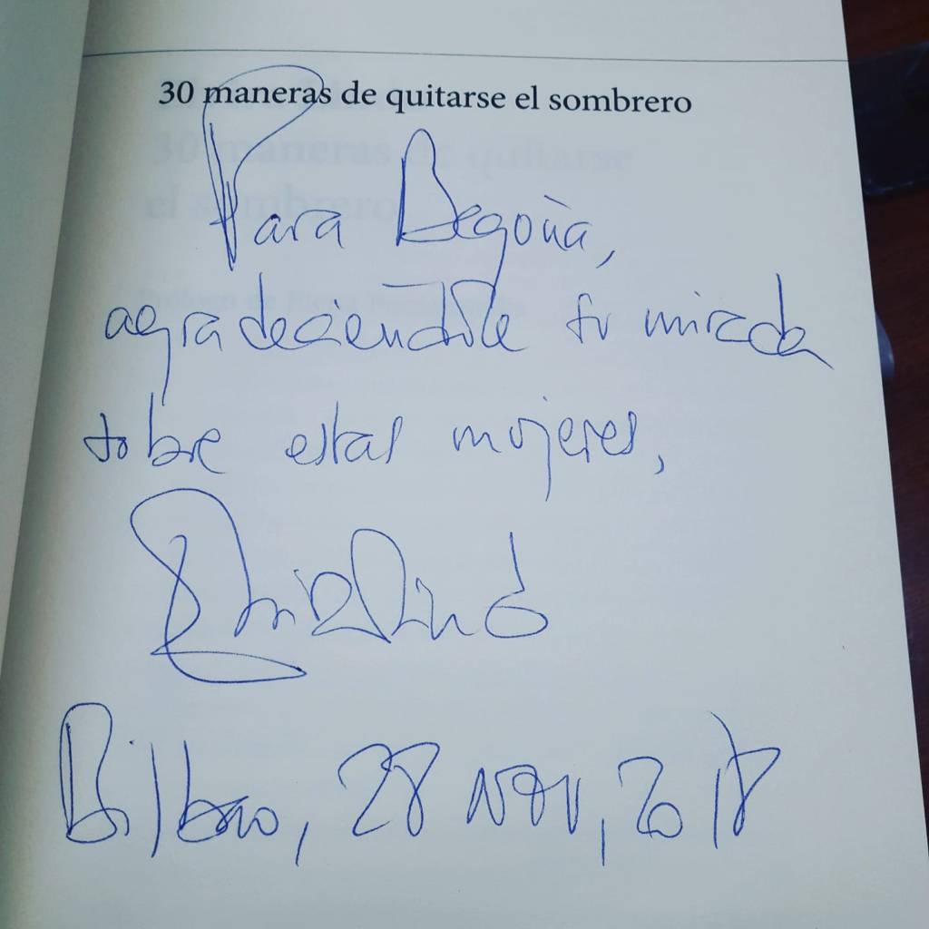 Ayer fui a la presentación del último libro de Elvira Lindo. Me echá unas risas y me traje el libro calentito a casa, dedicatoria incluida. Le sacaremos provecho en las clases.&nbsp;ð