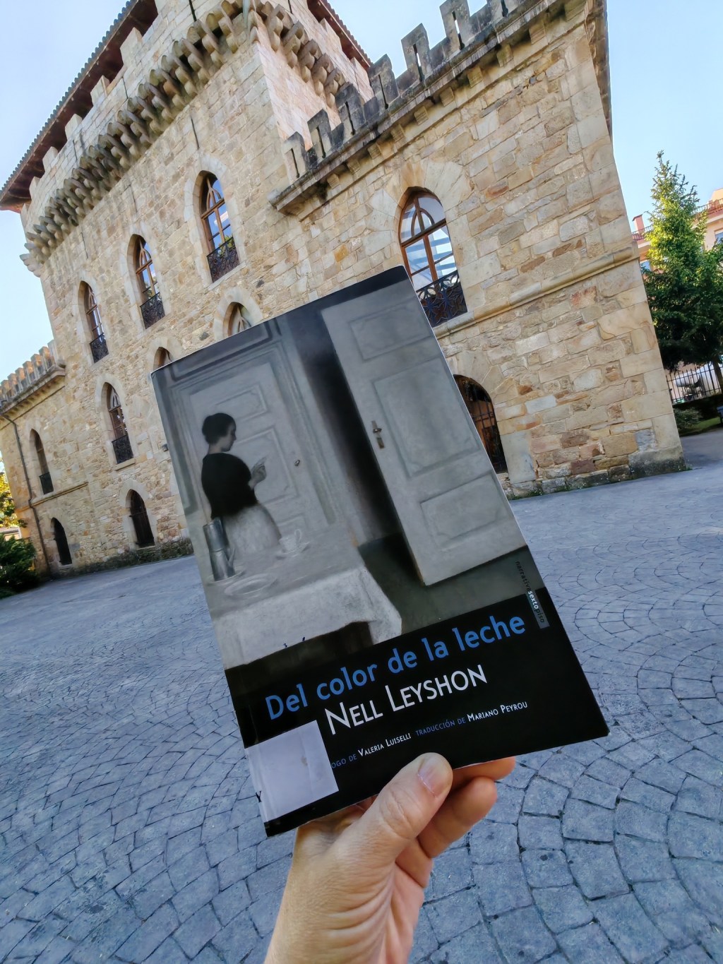 Del color de la leche – Nell&nbsp;Leyshon